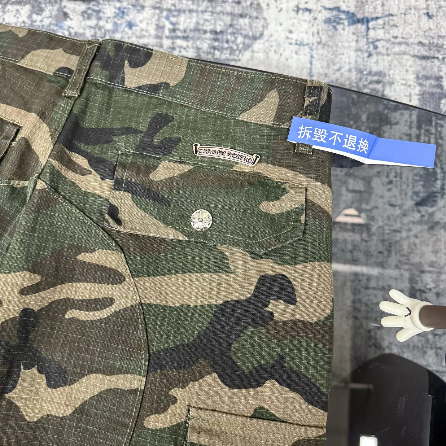 P280 Chrome HeartsCH camouflage logging pants straight-leg Sanskrit unisex overalls, W-level cabinet, patchwork cross pattern embellishment, high-waisted washed jeans! ! Absolutely high-end luxury products, 1.9W-level god-level single products, super popular products, built with top heavy industry, a magic weapon that cannot be missed. About Zangyin, this is an extremely luxurious fashion brand, which can also be called the aristocrats of the high street. It has always been an exclusive brand for some hipsters or the rich second generation. Compared with ordinary high streets, it is more luxurious and noble. Compared with luxury brands, it has a more fashionable personality and has always been a brand that I have a special liking for. Imported yarn is custom-woven into a high-density twill canvas, which ensures a crisp silhouette while also making the fabric very delicate to the touch. It follows the B01 classic silhouette, with a crisp and stylish upper body. The ready-made garments are stone-milled and fermented, so they can be matched with any style. Buttons and zippers are made of authentic YKK retro metal products. Double-layer canvas on the front knees has perfect details. All hardware is customized. Color: Camouflage Size: 28/30/32/34/36 Waist: 74/79/84/89/94 Sitting: 104/109/114/119 Pants length: 101/102/104/106/108